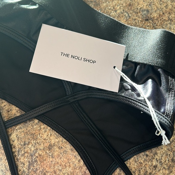 Noli Yoga Liquid Gloss Jolie Bra Size Large Black Scoop Neckline Strappy Back - Picture 11 of 12